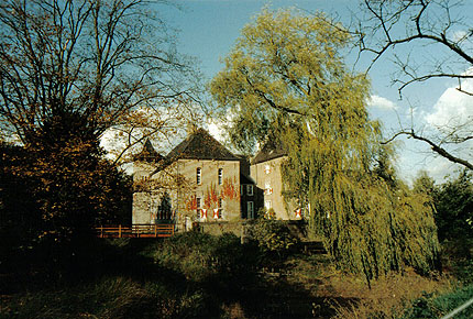 Haupthaus umgeben von Natur