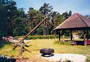 Der Pavillon mit Spielplatz im Garten des Herrenhauses Steprath