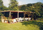 Die Pergola im Vorhof des Haupthauses